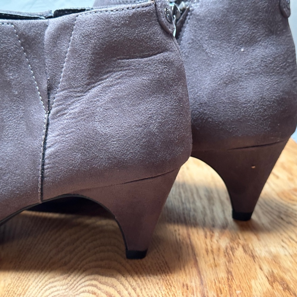 NEW NWOT KENNETH COLE REACTION SUEDE Brown Ankle Booties with heels Sz 8.5 - Picture 2 of 16